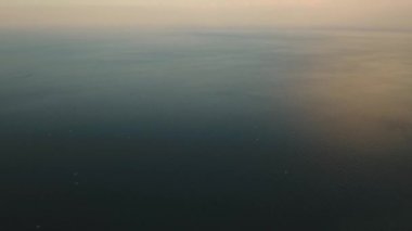 Gün batımında su yüzeyi görüntüsü. Bali.