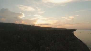 Deniz kıyısında gün batımı. Bali, Endonezya.