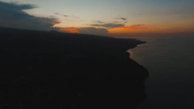 Deniz kıyısında gün batımı. Bali, Endonezya.