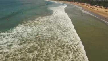 Sörfçülerin, Bali 'nin, Kuta' nın olduğu güzel bir sahil..