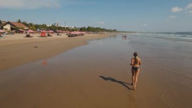 Sahilde kaçan kız. Bali, Endonezya.