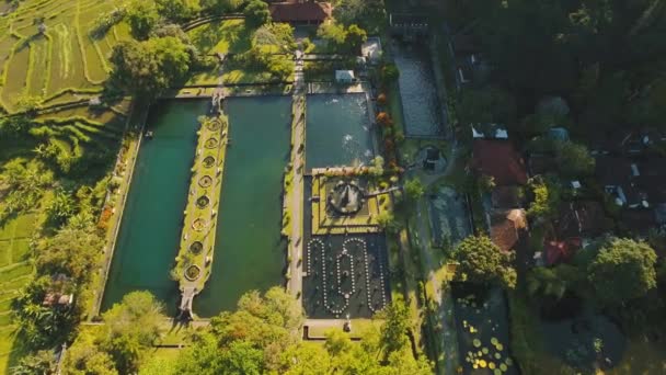 Tirta Gangga op Bali. Hindoe tempel. — Stockvideo