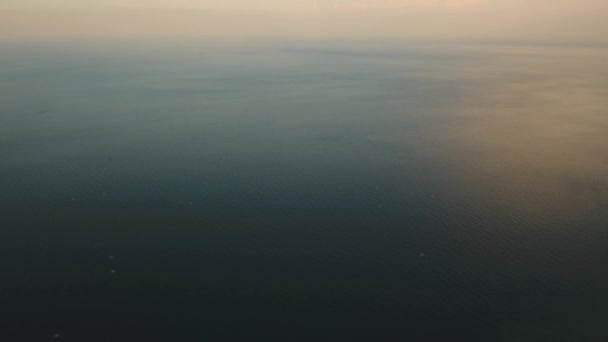 Vue aérienne de la surface de l'eau au coucher du soleil.Bali. — Video