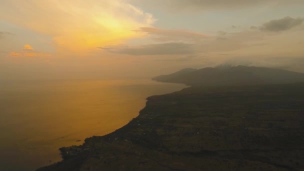 Coucher de soleil sur la côte. Bali, Indonésie. — Video