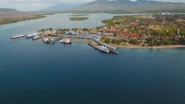 Tengeri utasszállító komp kikötő, Gilimanuk. Bali, Indonézia. — Stock videók