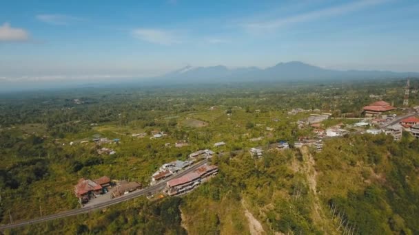 Dağ manzarası tarım arazileri ve Endonezya Bali köyü. — Stok video