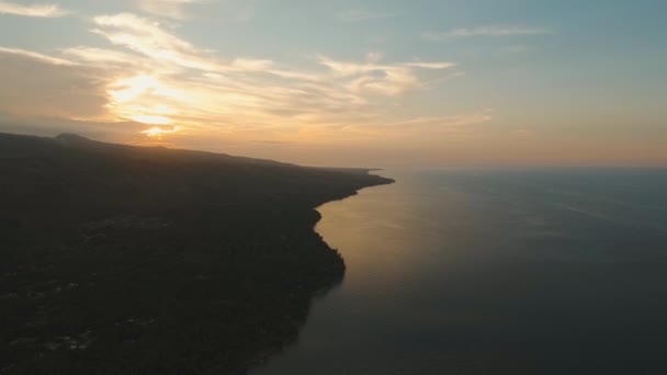 Pôr do sol na costa do mar. Bali, Indonésia. — Vídeo de Stock