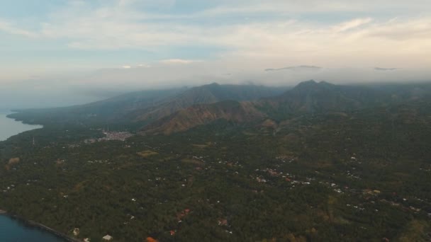 Deniz kıyısında gün batımı. Bali, Endonezya. — Stok video