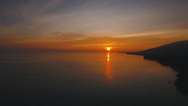 Sonnenuntergang an der Meeresküste. Bali, Indonesien. — Stockvideo