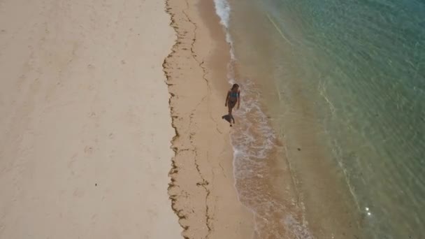 해변을 걷는 소녀. 인도네시아, 발리. — 비디오