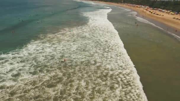 Вид с воздуха красивый пляж с серфингистами, Бали, Кута. — стоковое видео