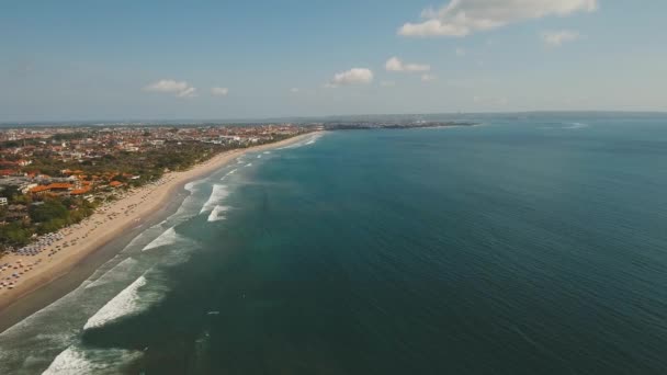 Letecký pohled krásná pláž, Bali, Kuta. — Stock video