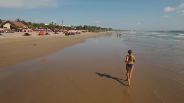 Flicka kör på stranden. Bali, Indonesien. — Stockvideo