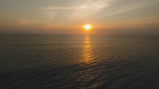 Vue aérienne de la surface de l'eau au coucher du soleil.Bali. — Video