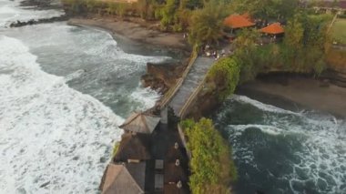 Endonezya 'daki Tanah Lot Bali adasındaki Hindu tapınağı..