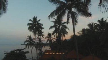 Deniz kıyısında gün batımı. Bali, Endonezya.