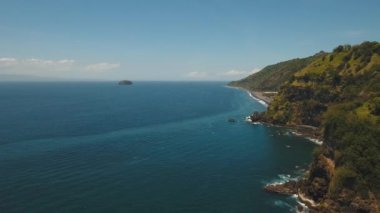 Tropikal manzara, deniz, sahil, dağlar.