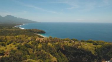 Tropikal manzara, deniz, sahil, dağlar.