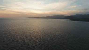Deniz kıyısında gün batımı. Bali, Endonezya.