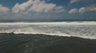 Su yüzeyinde büyük dalgalar, hava manzarası. Bali.