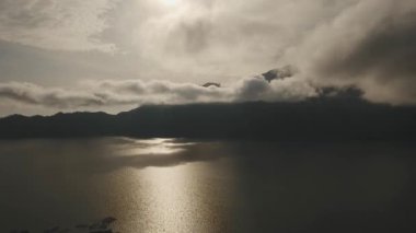 Gün doğumunda göl ve volkan Batur. Bali, Endonezya.