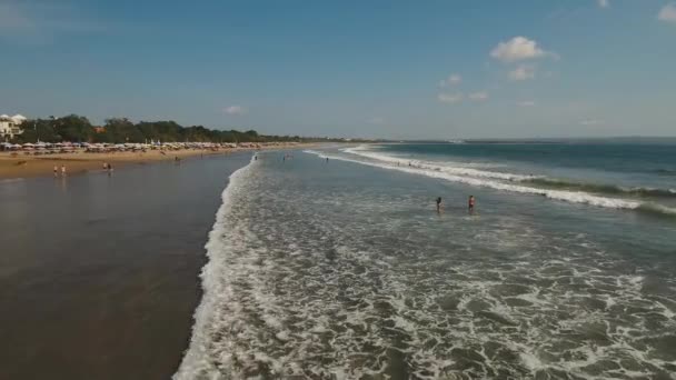 Αεροφωτογραφία όμορφη παραλία με surfers, Μπαλί, Kuta. — Αρχείο Βίντεο