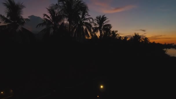 Pôr do sol na costa do mar. Bali, Indonésia. — Vídeo de Stock