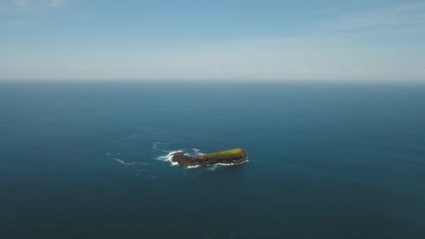 Isla rocosa en el océano. — Vídeos de Stock