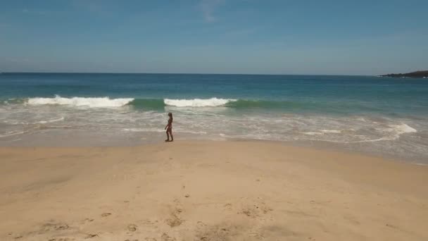 在海滩上散步的女孩。印度尼西亚巴厘. — 图库视频影像