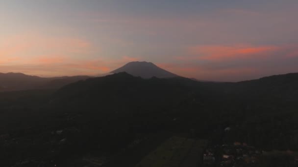 Coucher de soleil dans les montagnes à Bali, Indonésie . — Video