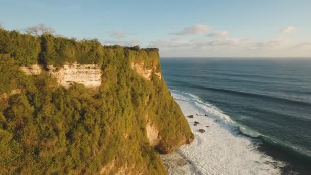 Rotskust op het eiland Bali. Luchtzicht. — Stockvideo