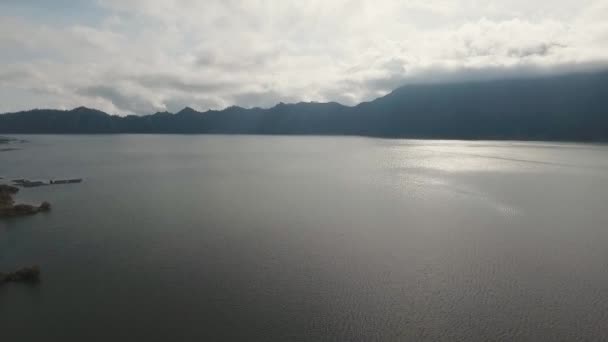 Λίμνη και ηφαίστειο την ανατολή του ηλίου. Μπαλί, Ινδονησία. — Αρχείο Βίντεο