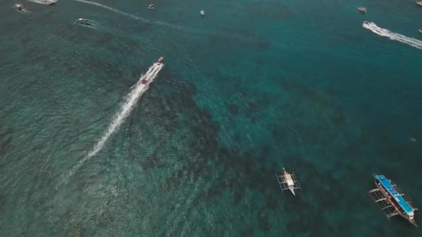 Водные виды спорта на море — стоковое видео