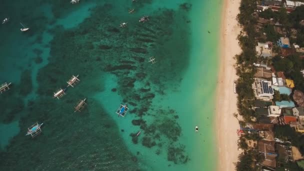 Praia tropical com e mar azul-turquesa — Vídeo de Stock