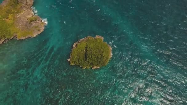 Lagoa com água azul-turquesa — Vídeo de Stock