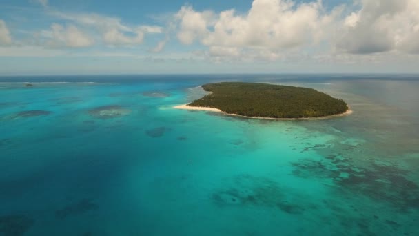 Gyönyörű trópusi sziget stranddal. — Stock videók