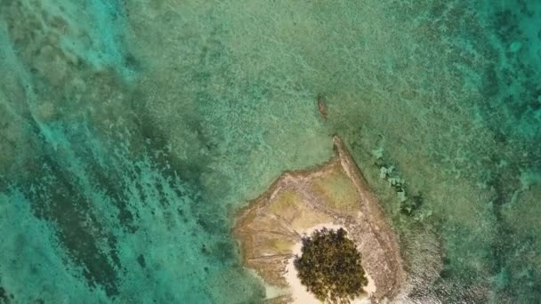 Vacker tropisk ö med strand. Guyam Island, Filippinerna — Stockvideo