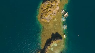 Göl kenarında adaları olan deniz burnu