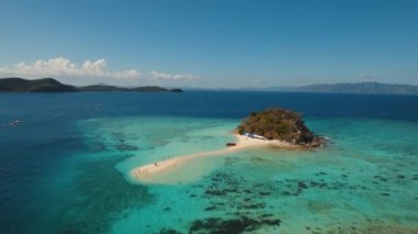 Filipinler 'in Bulog Dos Palawan plajında deniz lagünü olan havadan çekilmiş adalar. Tropikal deniz mavisi deniz, gök mavisi göl. Gök mavisi okyanusun üzerinde uçuyor. Seyahat kavramı