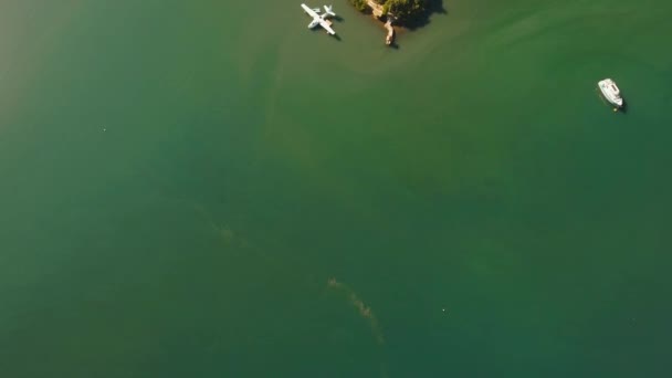 海の水の表面上の水上飛行機 — ストック動画