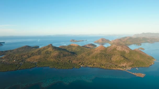 Sabah deniz manzarası, dağlar, okyanus — Stok video