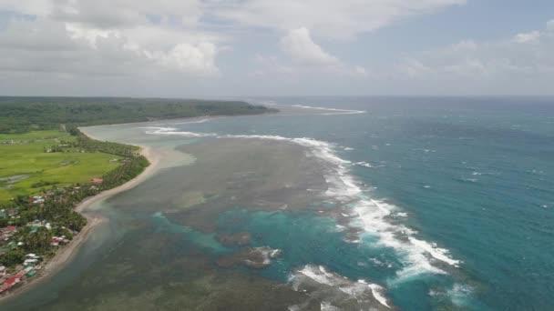 Mare con spiaggia e mare. Filippine, Luzon — Video Stock