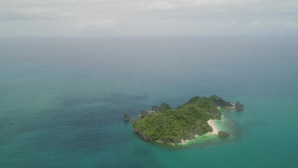 Paisaje marino de las Islas Caramoanas, Camarines Sur, Filipinas. — Vídeo de stock