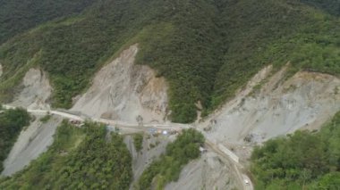 İnşaat bir dağ yolda. Filipinler, Luzon.