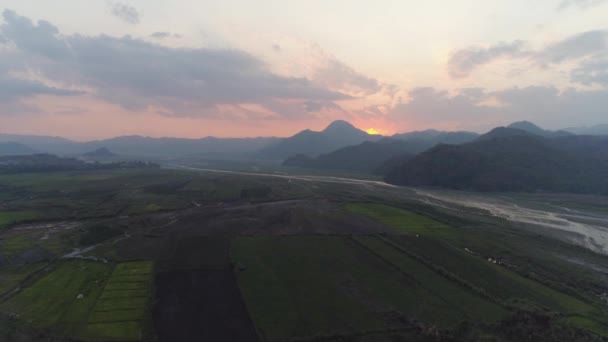 Paisagem montanhosa ao pôr do sol. Pinatubo, Filipinas. — Vídeo de Stock