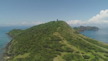 Deniz feneri Palau Island hava görünümünü. Cape Engano feneri Cagayan, Filipinler ilinin mavi gökyüzü ve kayalık adalar, karşı.
