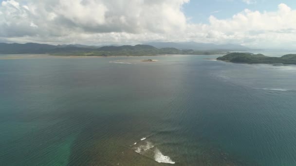 Przylądek morski z plażą i morzem. Filipiny, Luzon. — Wideo stockowe