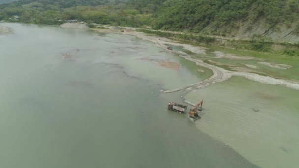 Schoonmaak en verdieping door een dredger op de rivier. Filippijnen, Luzon — Stockvideo