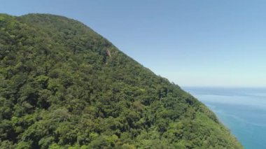 Dağ ve deniz manzara görünümünü.