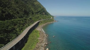 Denizin kenarında viyadük otoyolda. Filipinler, Luzon